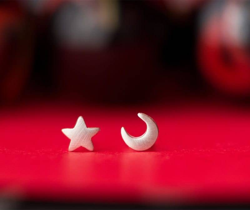Sterling Silber Stern Und Mond Ohrstecker Mismatched Celestial Jewelry/245G-200B von zoozjewelry