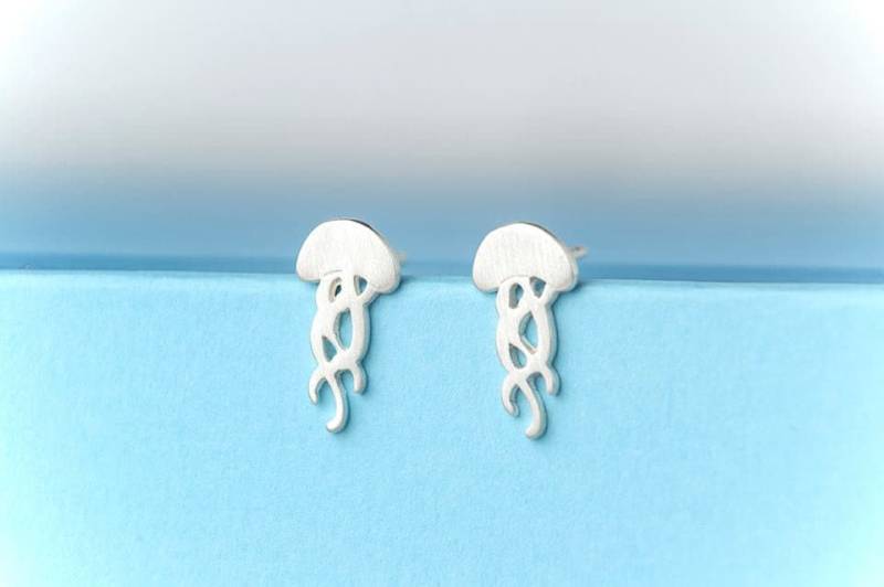 Qualle Ohrringe Sterling Silber/Kleine Meerestier Ohrstecker Minimal Geschenk Für Kinder E28 von zoozjewelry