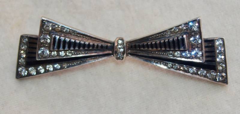 1930Er Jahre Sterling Emaillierte Schleife Brosche Mit Paste von zouzoubijou