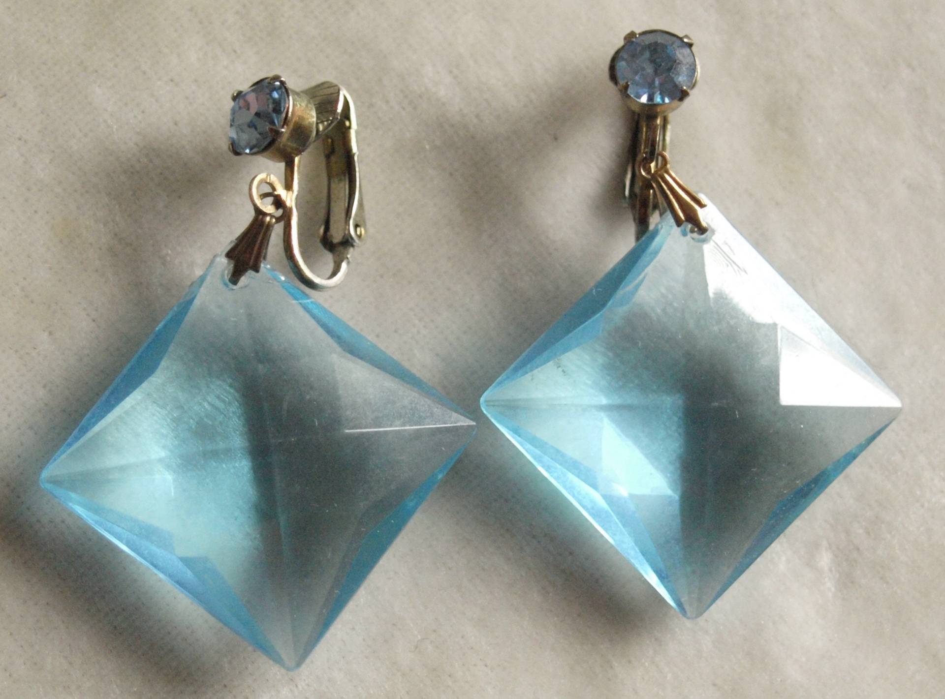 1960 Erlucite Ohrringe in Blau 1960 Erlucite Ohrringe in Blau von zouzoubijou