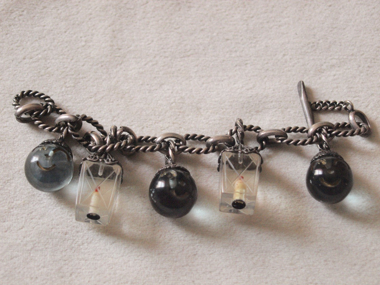 1960 Französisch Lucite Laterne Und Glücklich Gesicht Charm Armband Es Ist Aus Dem Berühmten Henry A La Pensee' Geschäft, in Paris 1960 Französisch Lucite Laterne Und Glücklich Gesicht Charm Armband Es Ist Aus Dem Berühmten Henry A La Pensee' Geschäft, in Paris von zouzoubijou