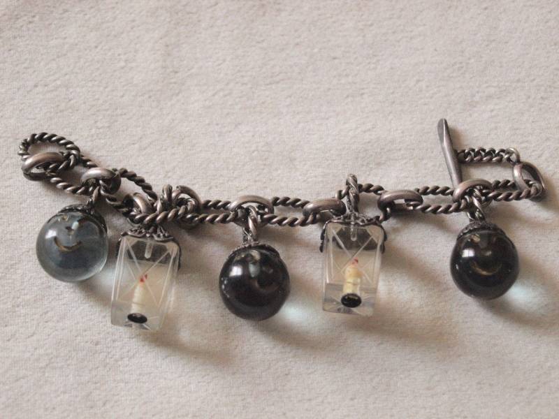 1960 Französisch Lucite Laterne Und Glücklich Gesicht Charm Armband Es Ist Aus Dem Berühmten Henry A La Pensee' Geschäft, in Paris 1960 Französisch Lucite Laterne Und Glücklich Gesicht Charm Armband Es Ist Aus Dem Berühmten Henry A La Pensee' Geschäft, in Paris von zouzoubijou