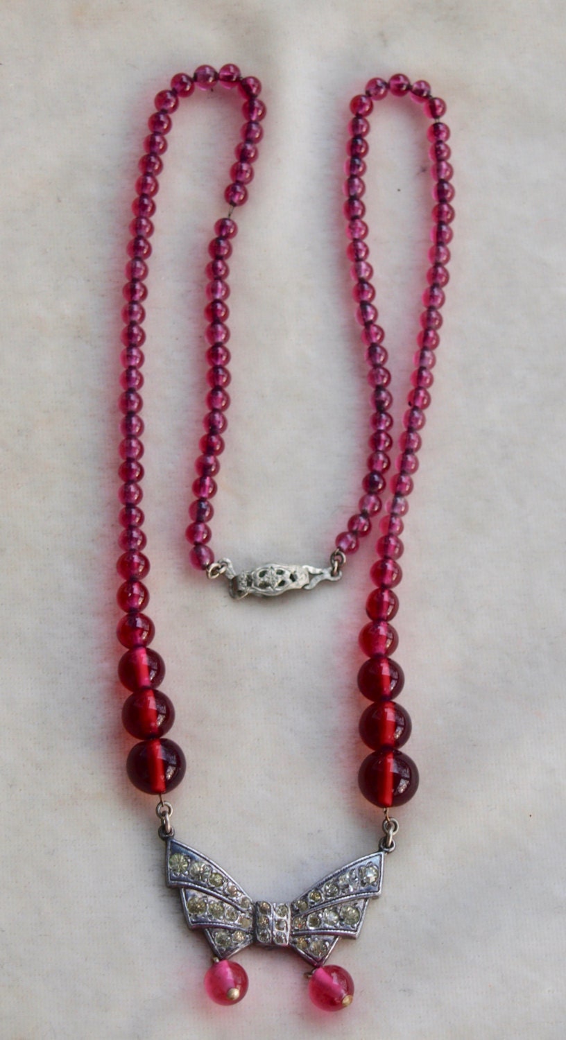 Art Deco Cranberry Glas Paste Halskette Art Deco Cranberry Glas Paste Halskette von zouzoubijou