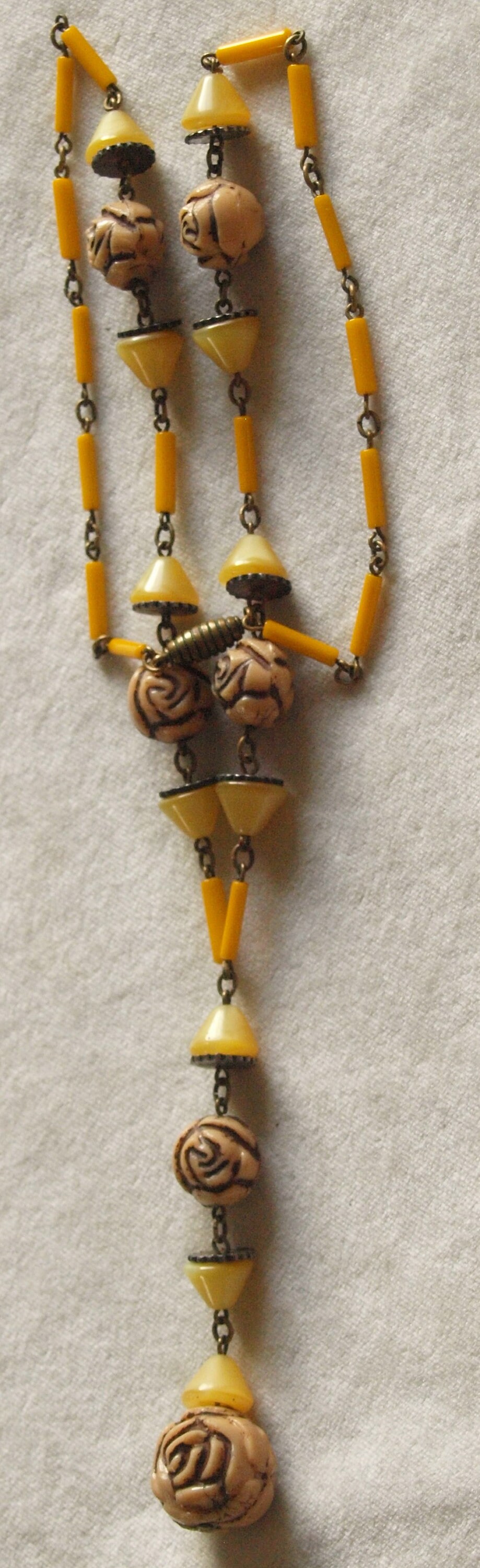 Art Deco Sonnige Gelbe Und Beige Geformte Messing Und Glas Tropfen Halskette Neiger Brothers Art Deco Sonnige Gelbe Und Beige Geformte Messing Und Glas Tropfen Halskette Neiger Brothers von zouzoubijou
