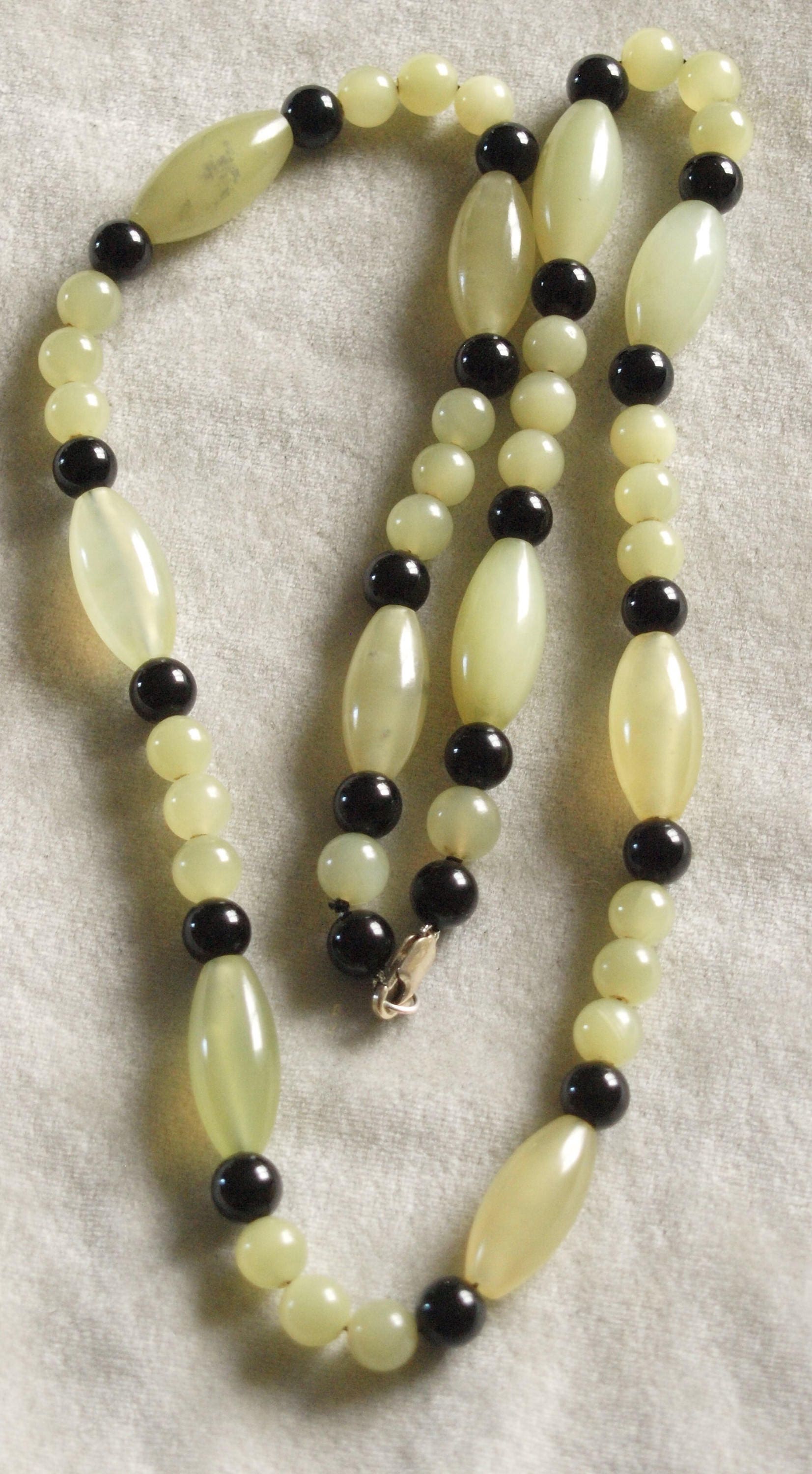 Celedon Jade Und Onyx Perle Halskette Celedon Jade Und Onyx Perle Halskette von zouzoubijou