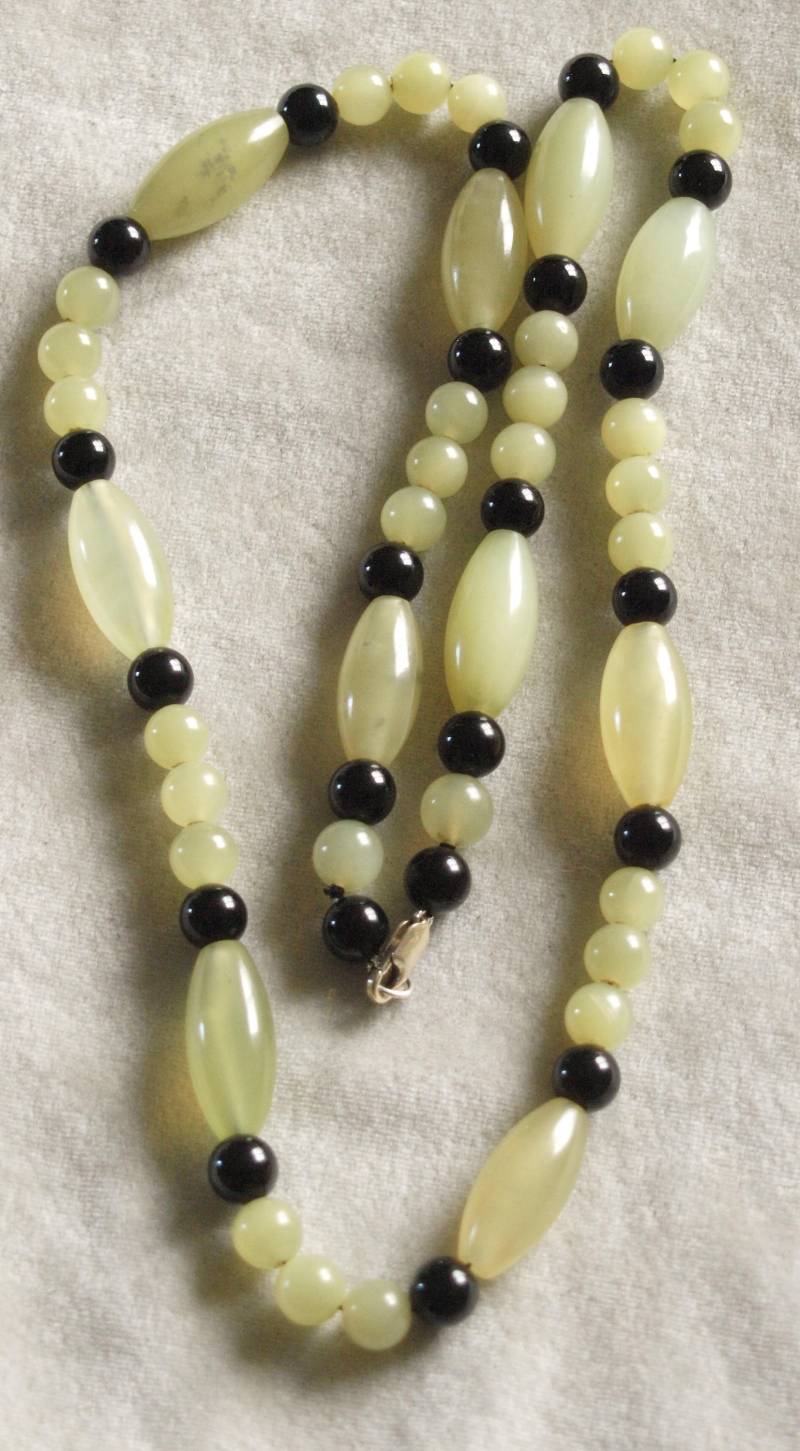 Celedon Jade Und Onyx Perle Halskette Celedon Jade Und Onyx Perle Halskette von zouzoubijou