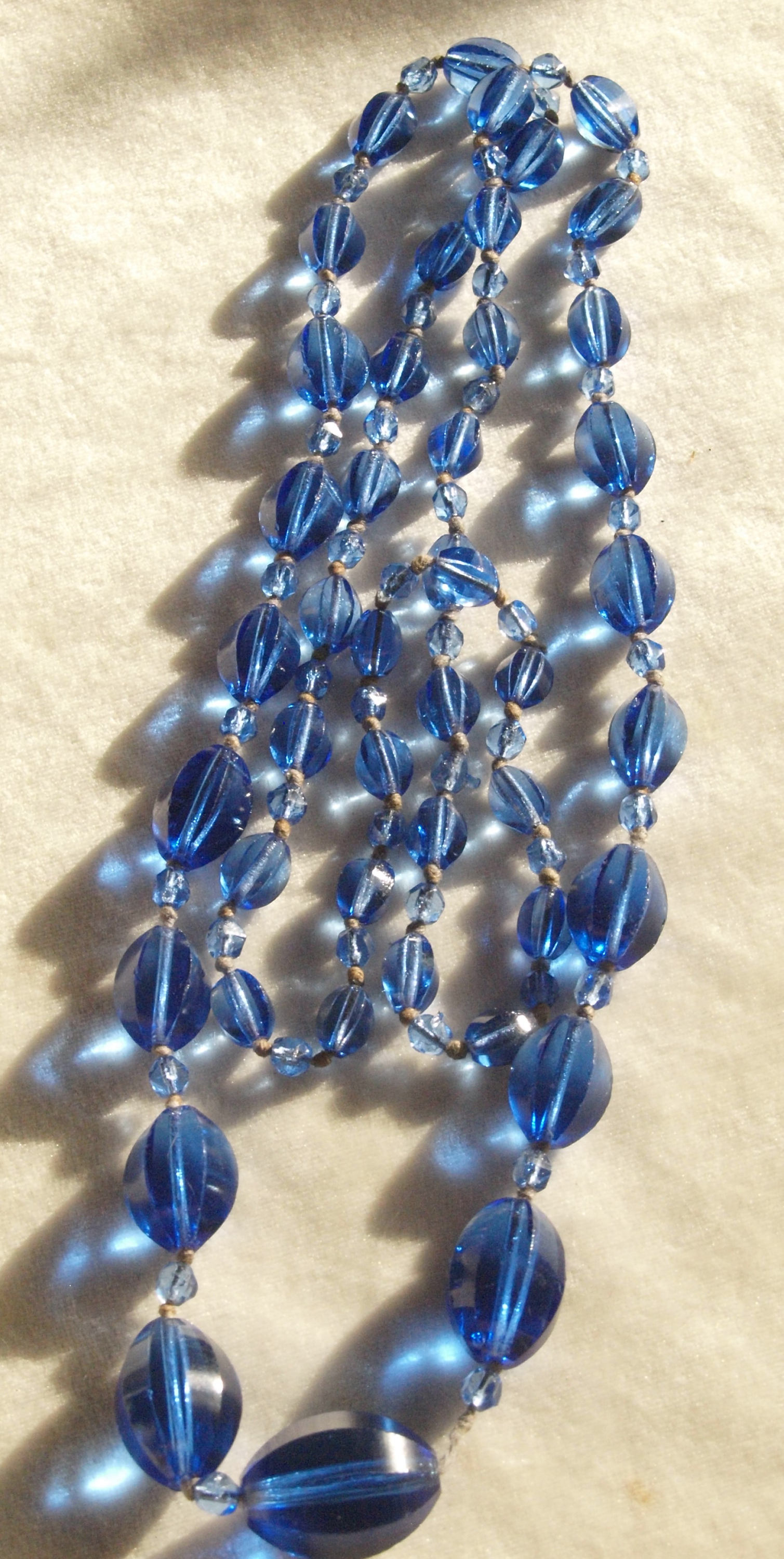 Lange Flapper Blau Glas Halskette Lange Flapper Blau Glas Halskette von zouzoubijou