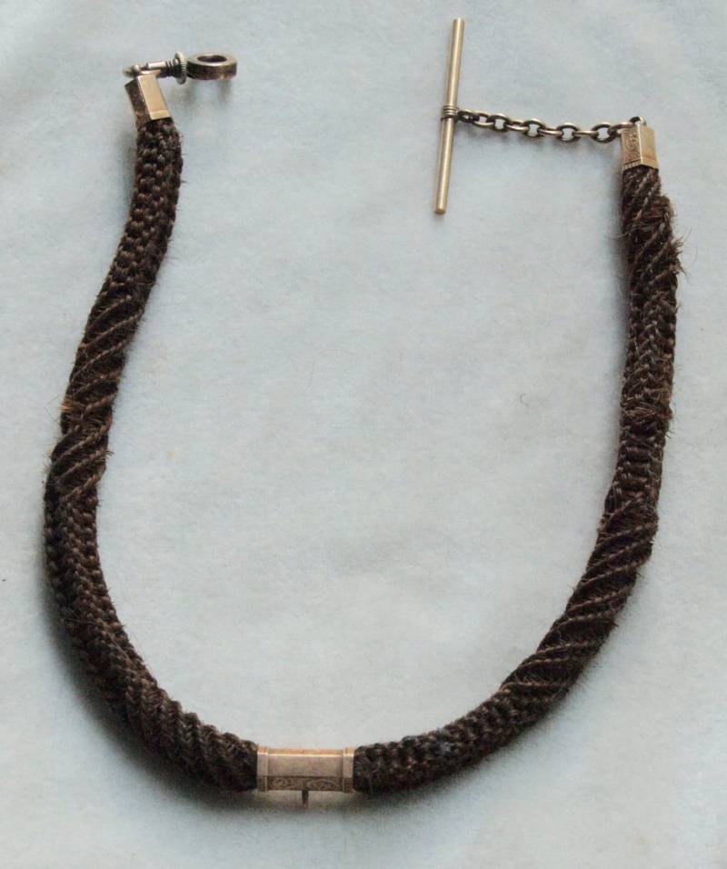 Mid Victorian Haarwerk Uhr Kette Mit Goldbeschlägen Mid Victorian Haarwerk Uhr Kette Mit Goldbeschlägen von zouzoubijou