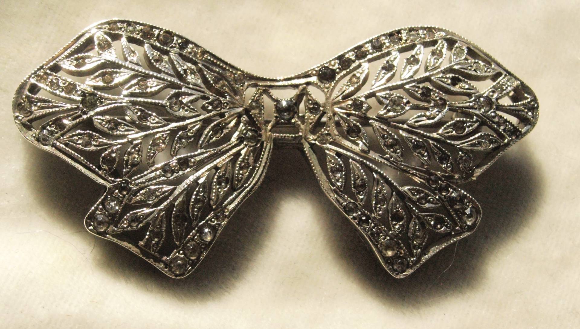 Schöne Sterling Paste Schleife Brosche, Perfekt Für Eine Braut Schöne Sterling Paste Schleife Brosche, Perfekt Für Eine Braut von zouzoubijou
