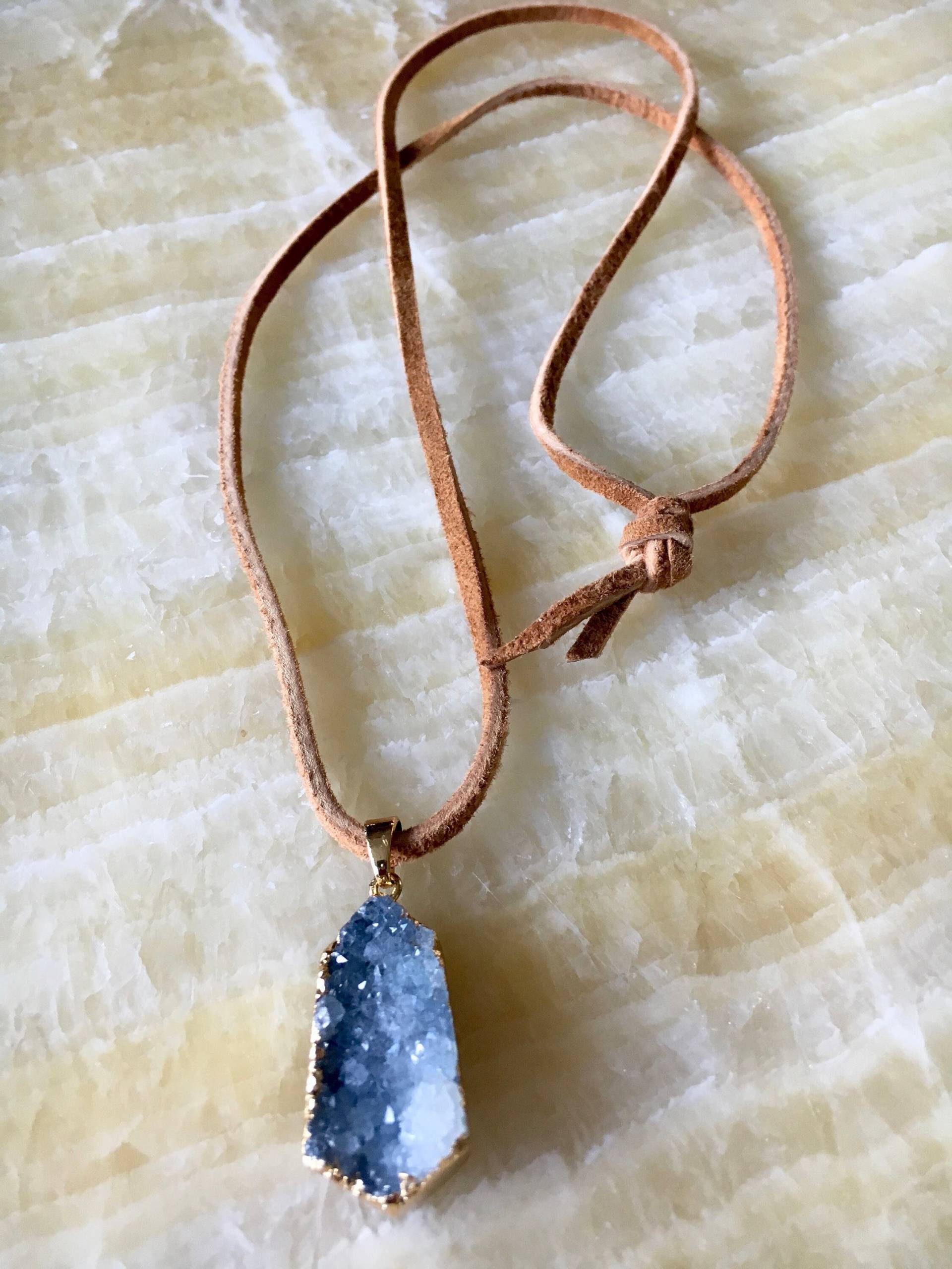 Ein Wunderschöner Gold Gewickelter Geode Anhänger An Einer Wildlederkordel Ein Wunderschöner Gold Gewickelter Geode Anhänger An Einer Wildlederkordel von zuzedesigns