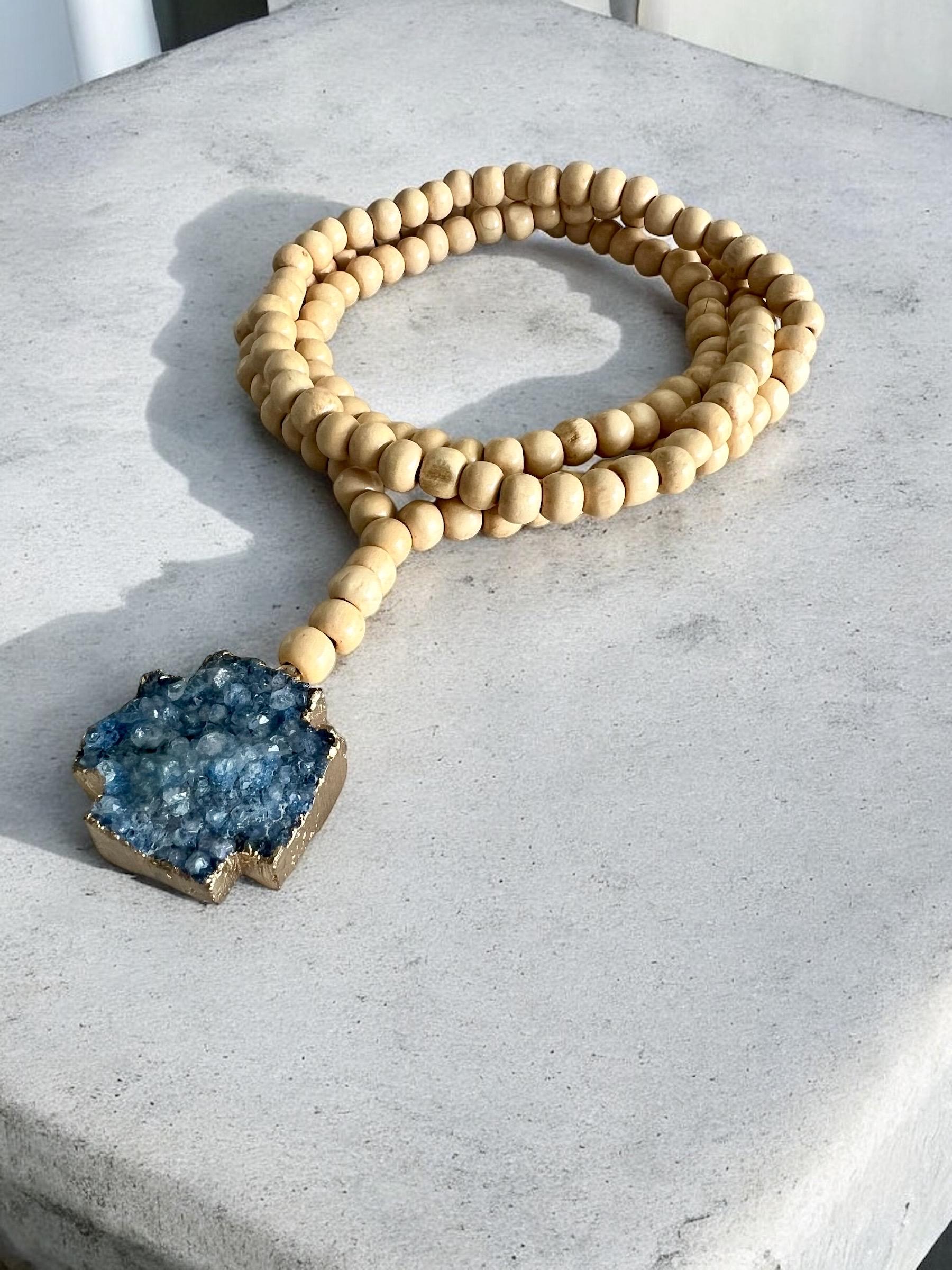 Gold Wrapped Druzy Kreuz Anhänger Mit Holzperlen Gold Wrapped Druzy Kreuz Anhänger Mit Holzperlen von zuzedesigns