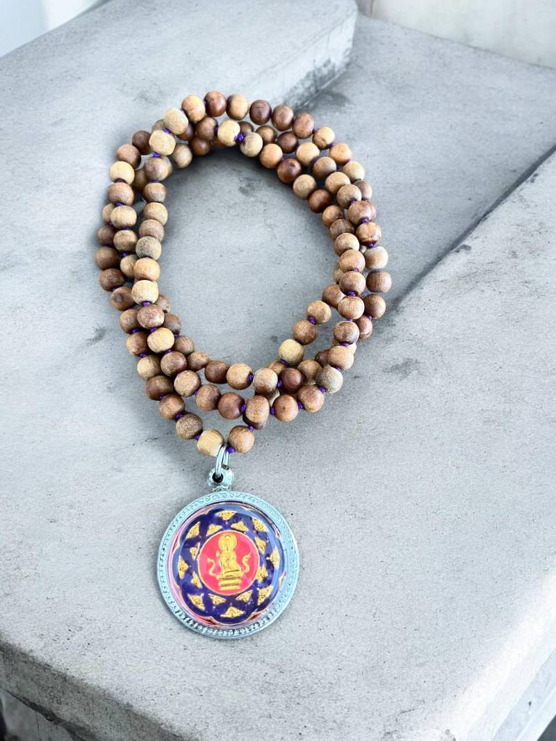 Holzperlen Mala Halskette Vintage Sandelholz Buddha Anhänger Holzperlen Mala Halskette Vintage Sandelholz Buddha Anhänger von zuzedesigns