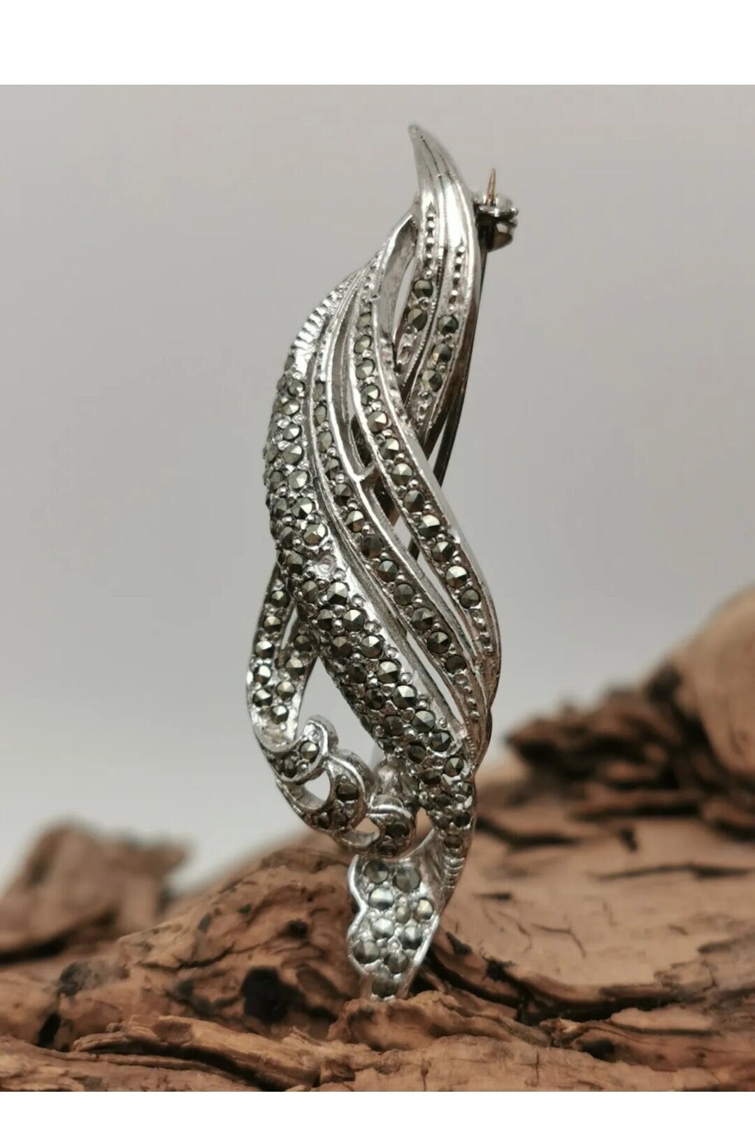 Hübsche Silberfarbene Art Deco Jugendstil Optik Brosche Schweif Markasiten Anstecknadel Pin Vintage 20Er 30Er Jahre von zweitwert