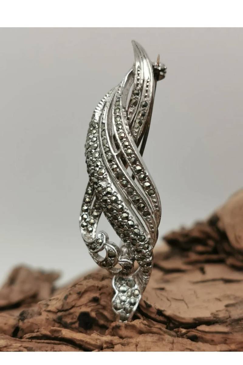 Hübsche Silberfarbene Art Deco Jugendstil Optik Brosche Schweif Markasiten Anstecknadel Pin Vintage 20Er 30Er Jahre von zweitwert