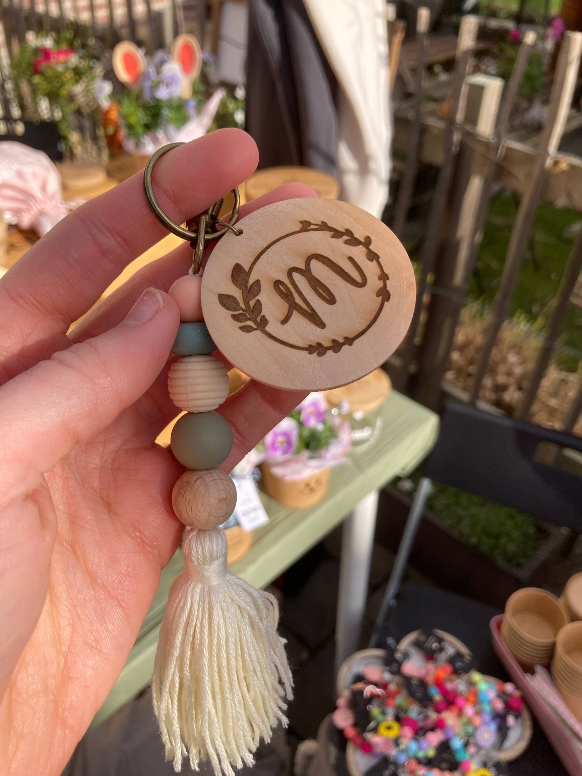 Schlüsselanhänger Personalisiert, Perlen, Blumen, Makramee Mit Individueller Gravur, Foto Kinderzeichnung Schlüsselanhänger Personalisiert, Perlen, Blumen, Makramee Mit Individueller Gravur, Foto Kinderzeichnung von zwergenmonster