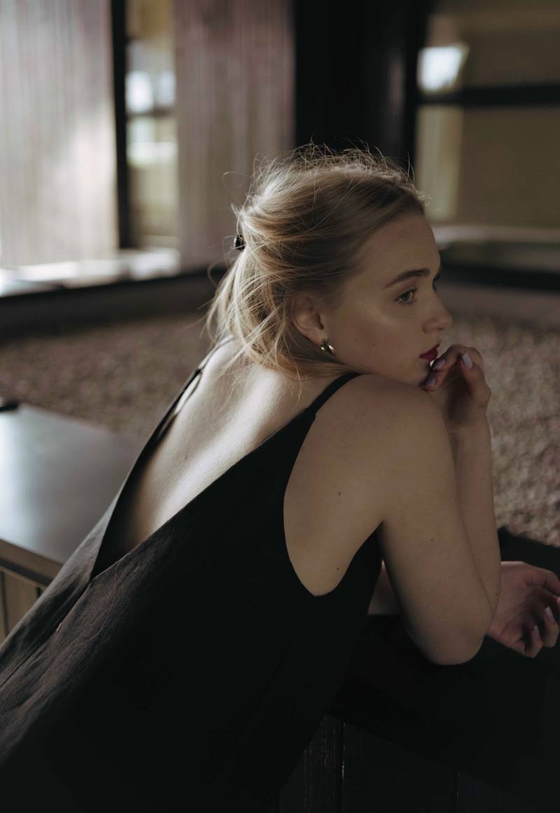 Schwarzes Leinen Maxi Kleid Virginie, Ärmelloses Sommerkleid Mit Tiefem V Ausschnitt von zzlinen